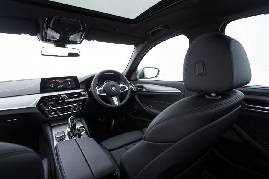 Интерьер BMW 530i Sedan M Sport (G30) 2017 года  (MY) (фото 3 из 16)